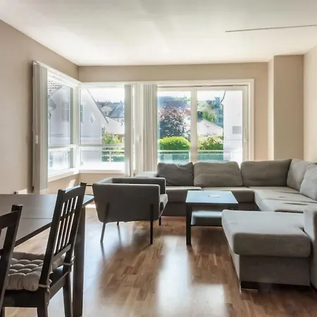 別荘 Dinbnb I Family-friendly & Spacious 2-bedroom With Parking *